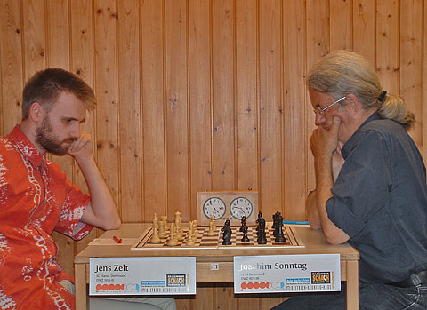 Jens Zelt und Joachim Sonntag in der 6. Runde des 23. Sommerschachturniers