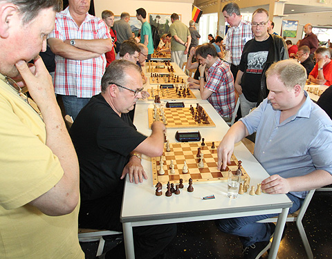 Turniersieger Dustin Kuipers (mit Schwarz) gegen Erwin Spitzer (Foto: P. Schulenburg)
