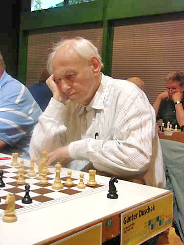 Günter Duschek bei seiner 100sten Sommerschachpartie (Foto: Heinz Schulz)